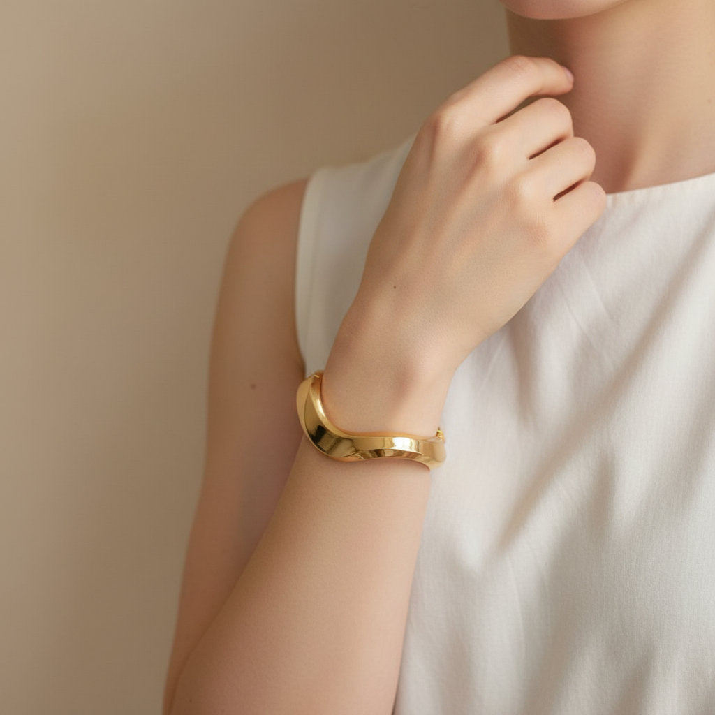 Curved Chic Gold Kada